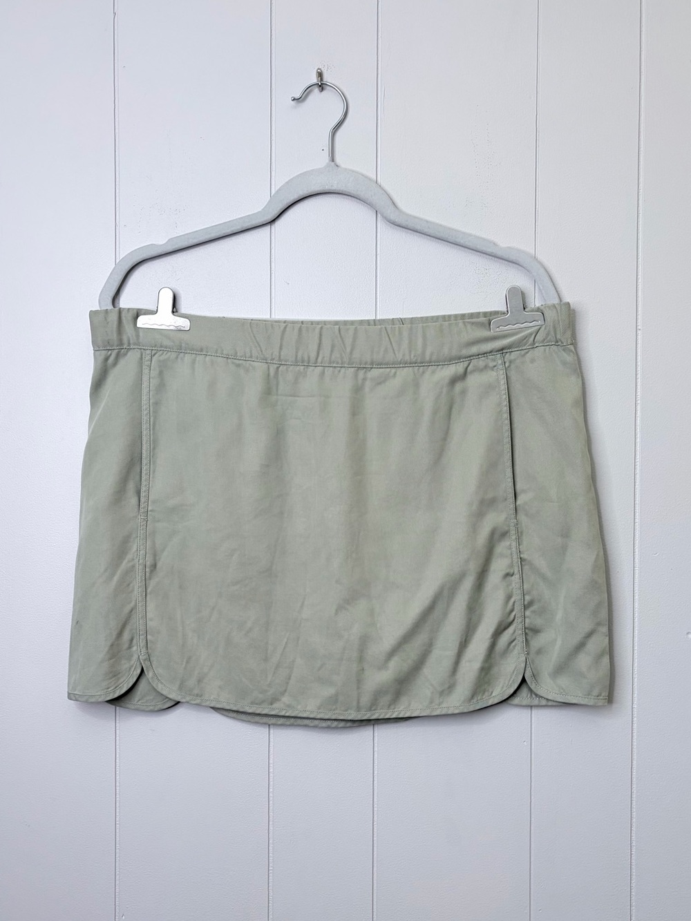 Carve Designs Sage Green Mini Skirt Curved Side Slits Tencel Women’s 10
